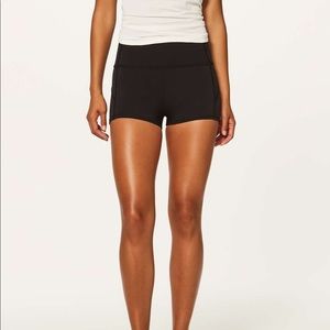 Lululemon in movement short 2.5 inch size 6
